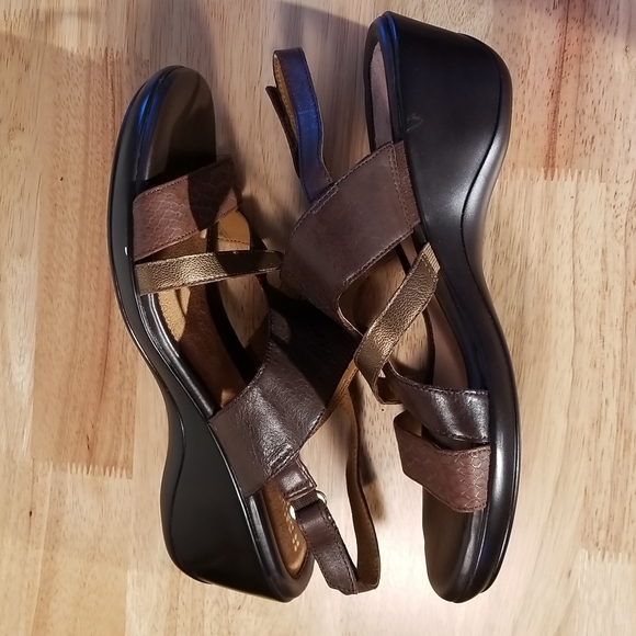 Naturalizer N5 "Tenor" comfort wedge sandal. - Picture 4 of 12